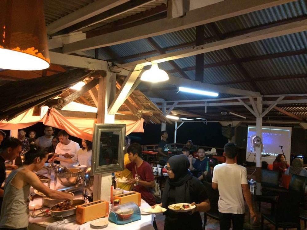 Marina Bay Resort & Restaurant Kampung Genting Eksteriør bilde