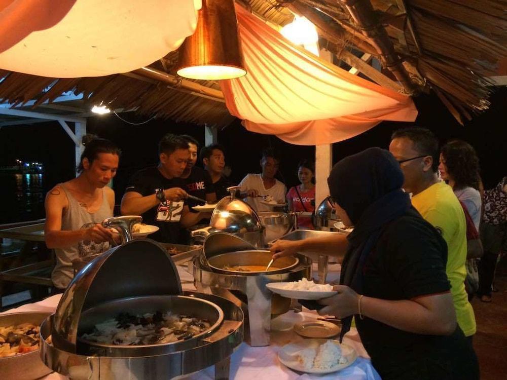 Marina Bay Resort & Restaurant Kampung Genting Eksteriør bilde